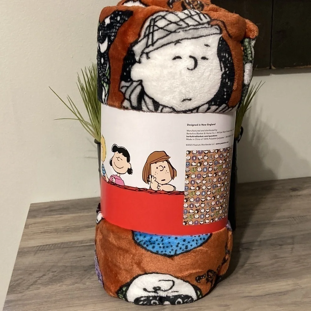 PEANUTS CHARACTERS HALLOWEEN CIRCLES  50 X 70 PLUSH THROW